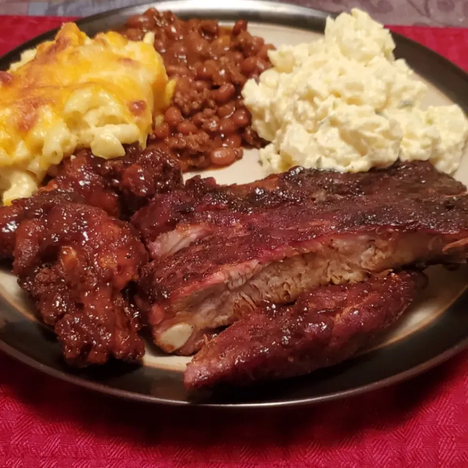 Keke's dish Grilled BBQ ribs, fried BBQ chicken wings, potato salad, macaroni and cheese and bake beans with ground beef|Kekeさん