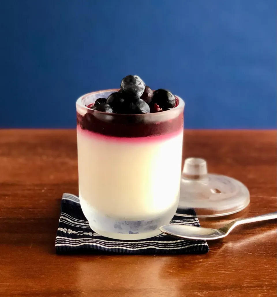 Snapdishの料理写真:ブルーベリーパンナコッタ　　　　　　　Blueberry panna cotta|マユマユさん