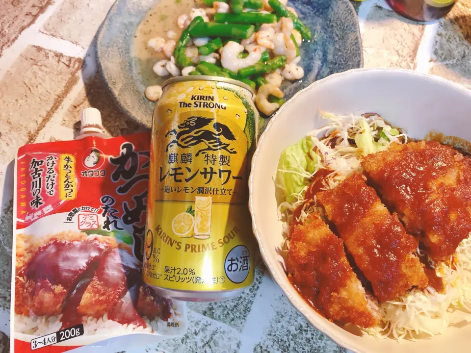 今夜のアテは、エビとアスパラの理研のうま塩ドレッシング炒めと加古川名物かつ飯❣️見た目はボリューミー😄でも、お米は極少でキャベツ多め❗️豚カツにかつめしのタレをぶっかけて完了😄|海斗さん