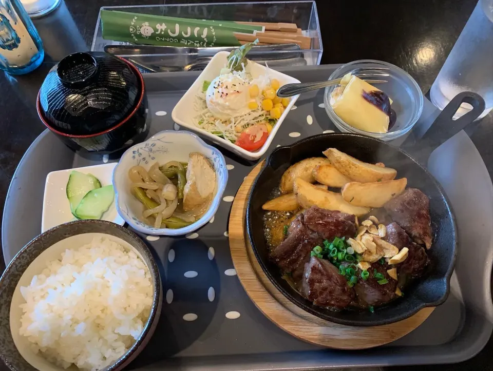 ごはん屋ごっつぉの恐竜ステーキランチ|Morito Kamiyaさん