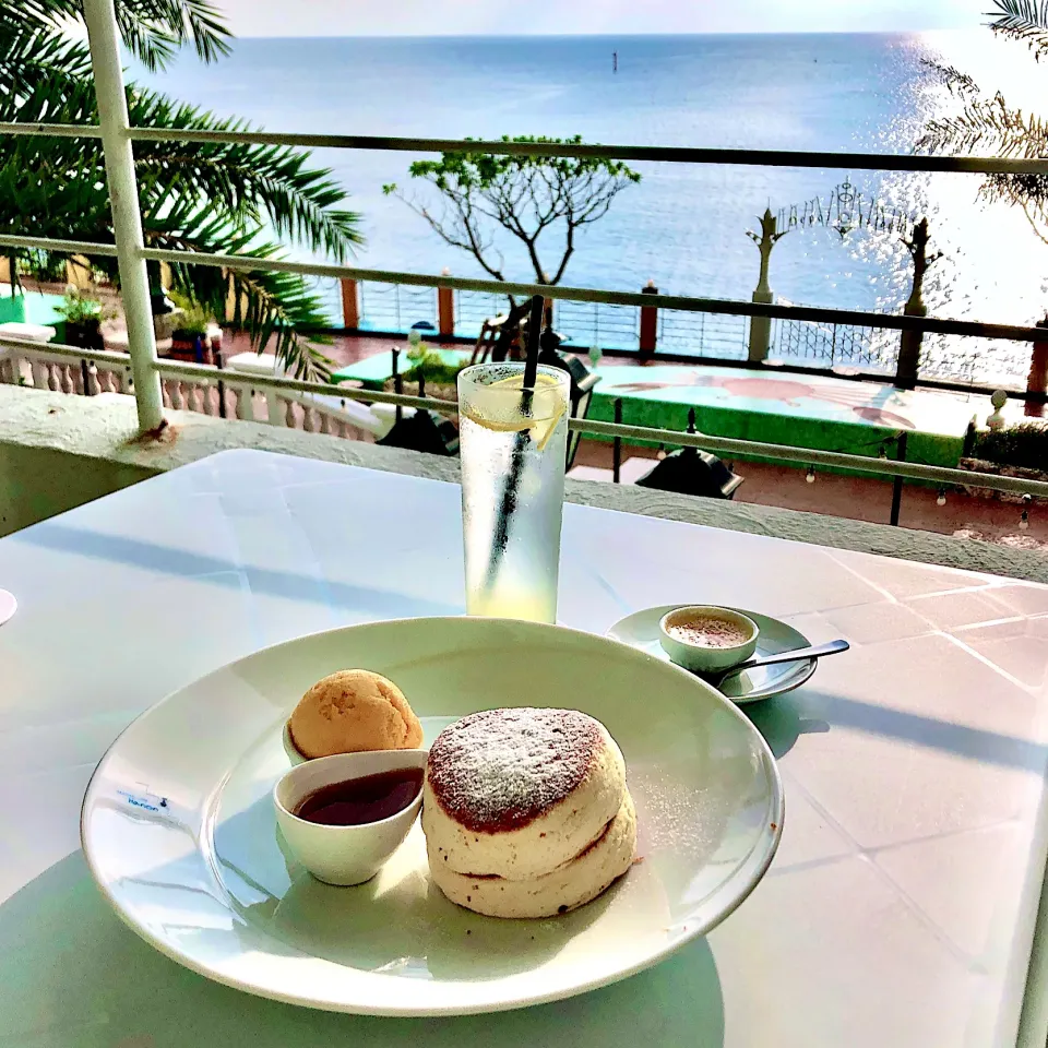 Snapdishの料理写真:沖縄旅行の北谷のカフェでサンセット待ちのパンケーキ🍋|Happy suzumeさん