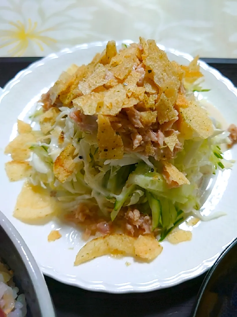 野菜が進むサラダ🥒
 
ポテトチップスをトッピング|🍒ふみりん🍒さん