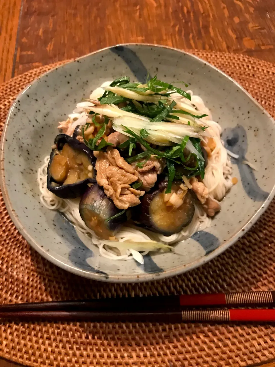 揚げナスのピリ辛香味つけ＋豚しゃぶ＋素麺|のんたさん