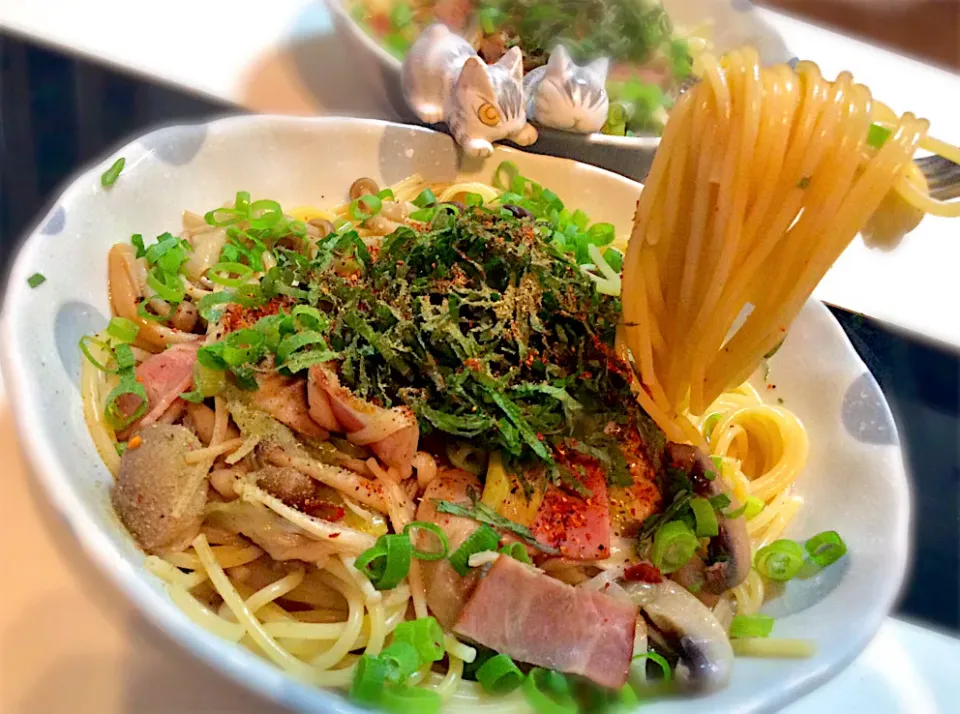 Snapdishの料理写真:和風だしできのこたっぷりのパスタ。
京都の山椒とやげんぼりの七味をかけて！^_^|Takeshi  Nagakiさん