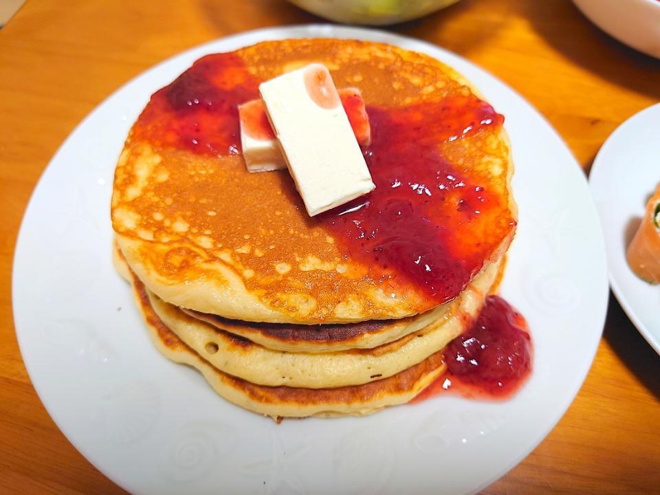キリのいちごソースパンケーキ