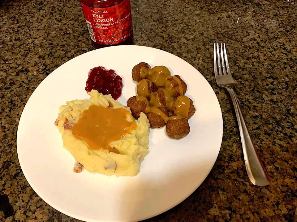 Homemade ikea meatballs, red mashed potatoes, & gravy, lingonberry sauce|🌺IAnneさん