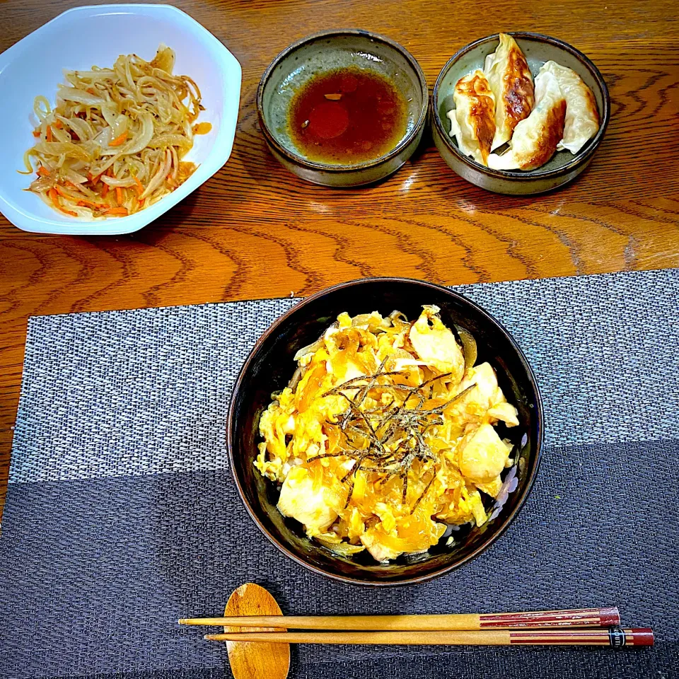 Snapdishの料理写真:親子丼、餃子、野菜炒め|yakinasuさん