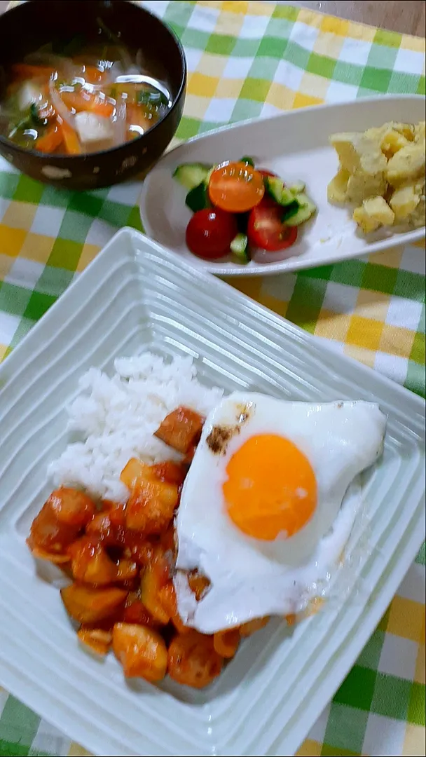 Snapdishの料理写真:大雨につきあり合わせ夕飯☔
ラタトゥイユ丼、豆腐と豆苗の味噌汁、さつまいもサラダとプチトマトマリネ。|makikoさん