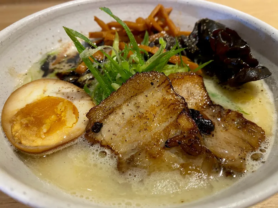 Snapdishの料理写真:豚骨ラーメン/今日の賄い😋|女神さん