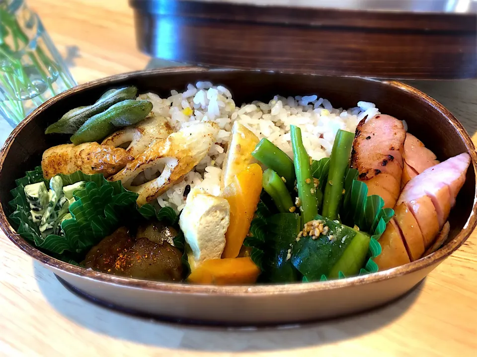 サラ弁　　　　　　　　　　　　　　　　　　煎り蒟蒻　インゲン豆と胡瓜の酢物　ゴーヤのマヨ和え　生揚げ煮付け　ウインナー|じゅんさんさん