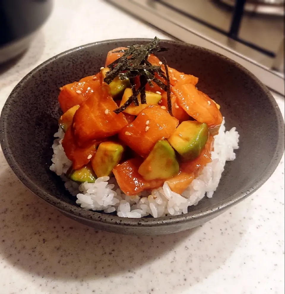 サーモンとアボカドのユッケ丼♡②|GGGさん