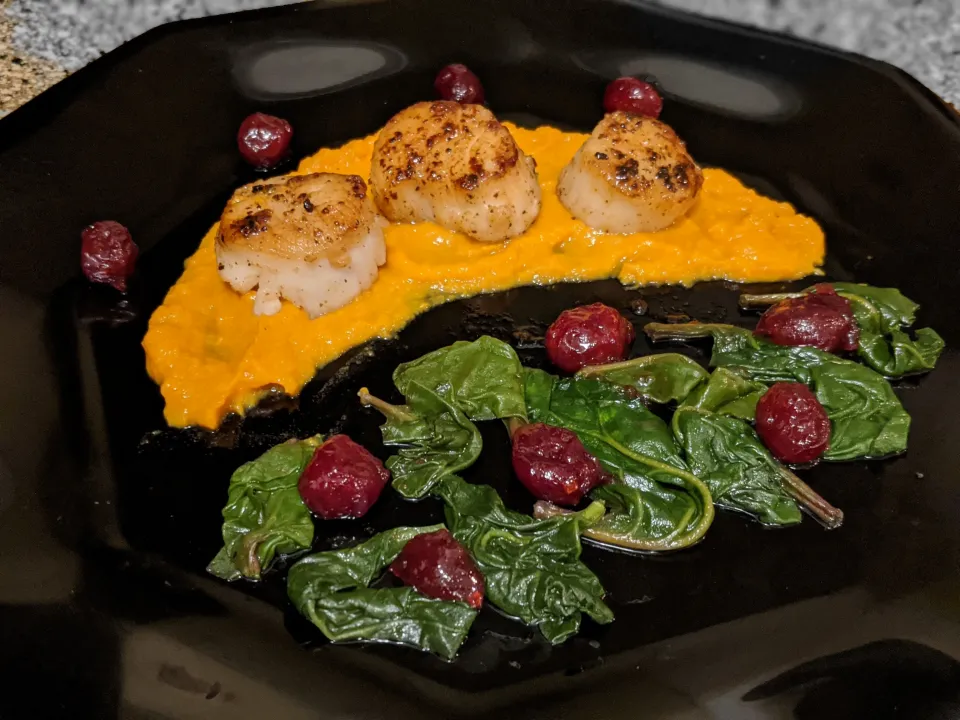 pan seared scallops  over a sweet potato puree, baby spinach and gingered cranberries|Yolanda Allenさん