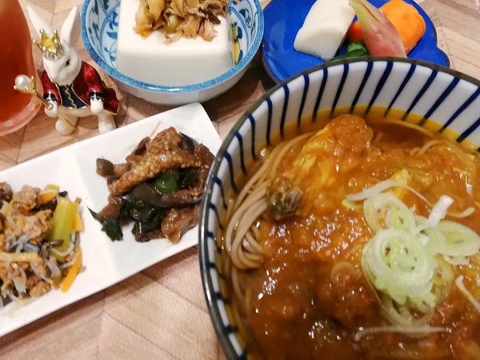 7/29
手羽中カレー蕎麦と作りおきを乗せた豆腐(賞味期限切れ)などのランチ😋|たえさん