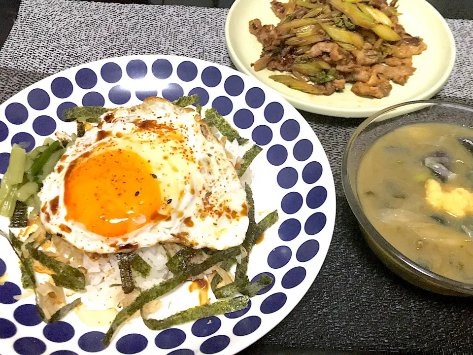 Snapdishの料理写真:目玉焼きともみのりをのっけご飯献立|Tak@さん