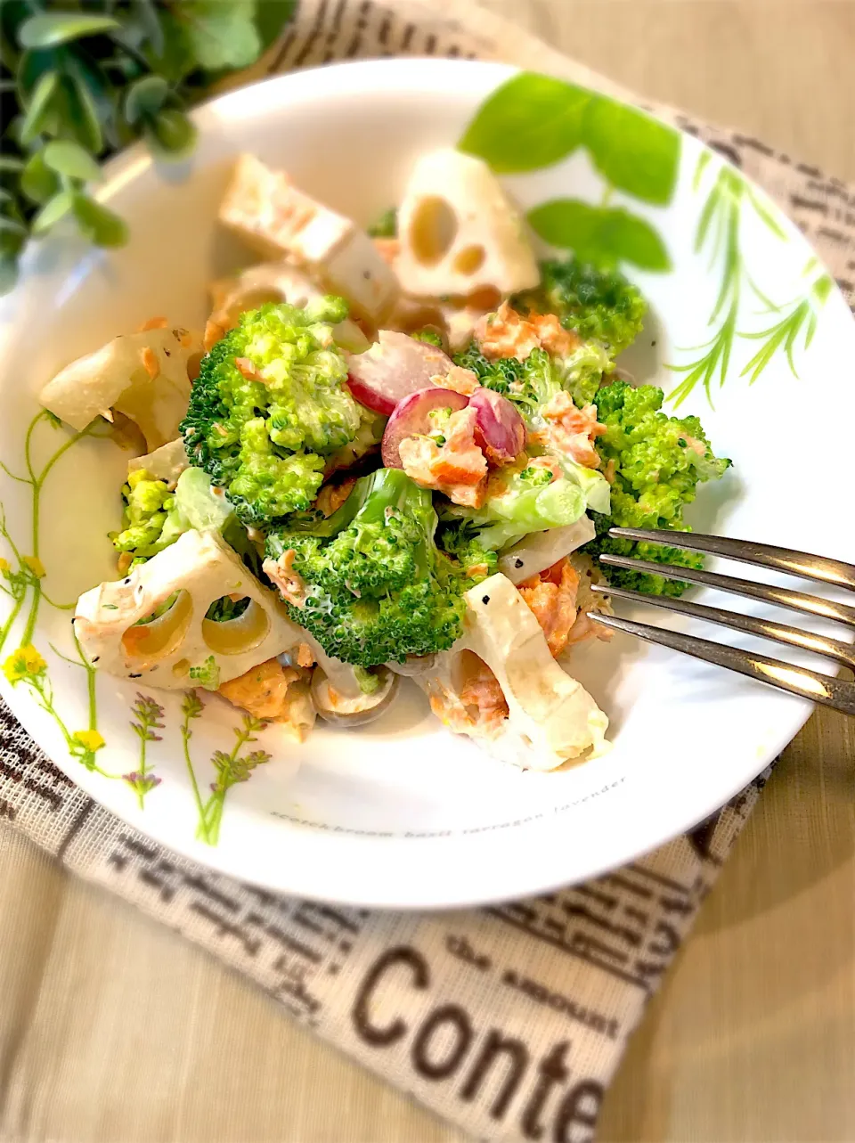 Snapdishの料理写真:じゅんじゅんさんの料理 ＊デリ風サラダ＊(๑>◡<๑)＊de今日は野菜沢山食べよ🥦🥬✨✨|＊いちご＊さん