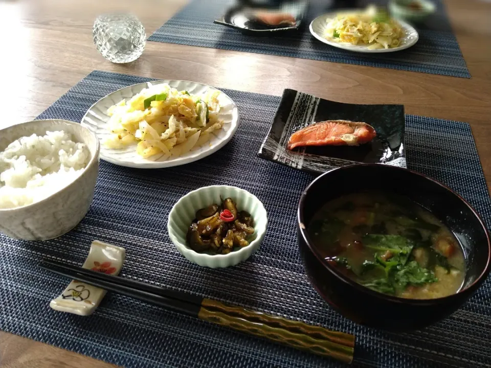 野菜炒めのある食卓|古尾谷りかこさん