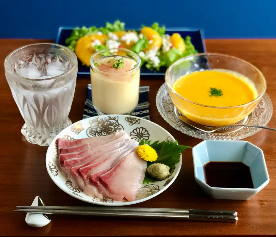 鰤刺身、茶碗蒸し、冷製人参スープ、オレンジとカッテージのサラダ　　　　　　Yellowtail sashimi、Savory egg custard、Cold carrot soup、Orange and cottage cheese salad|マユマユさん