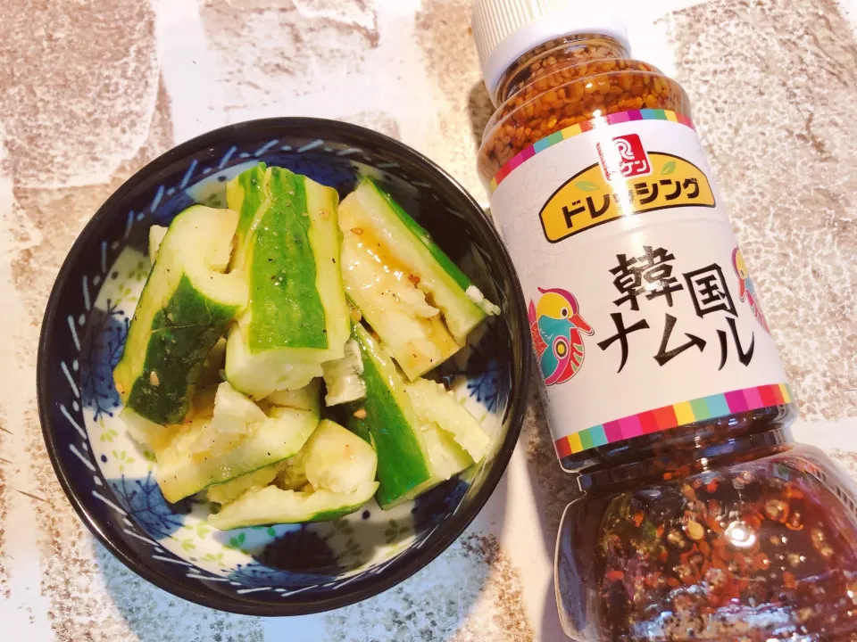 とう飯のお供に胡瓜を叩いて理研の韓国ナムルドレをぶっかけるという究極のやっつけ！でも、美味しいよ😄|海斗さん