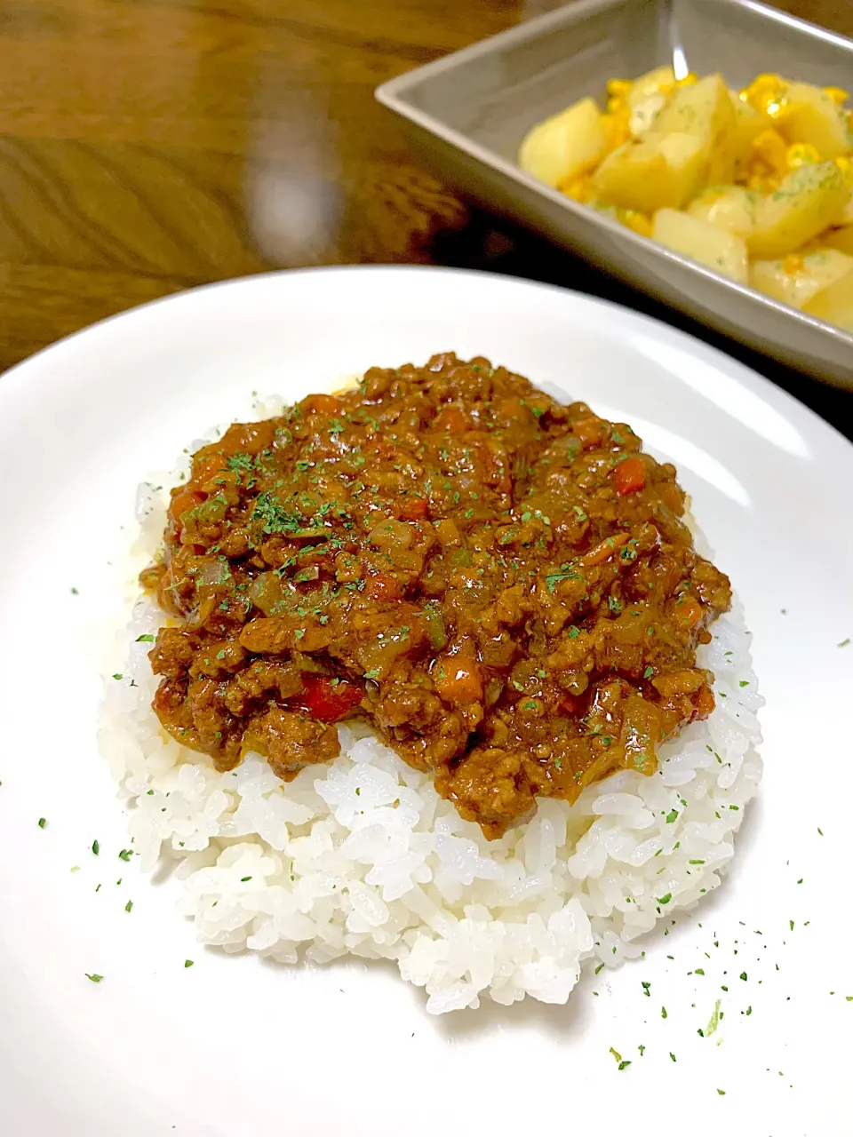 夏野菜たっぷりドライカレー、じゃがバタコーン|なちゃむさん