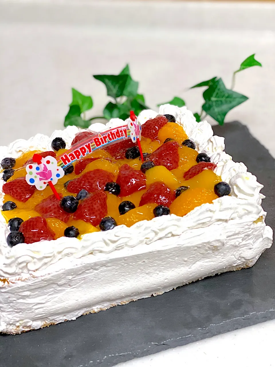 家族のお誕生日ケーキ　丸にこだわってた…😅人生初の四角いケーキ作りました🍰　間にはプリン入ってるよ|Kiyomiさん