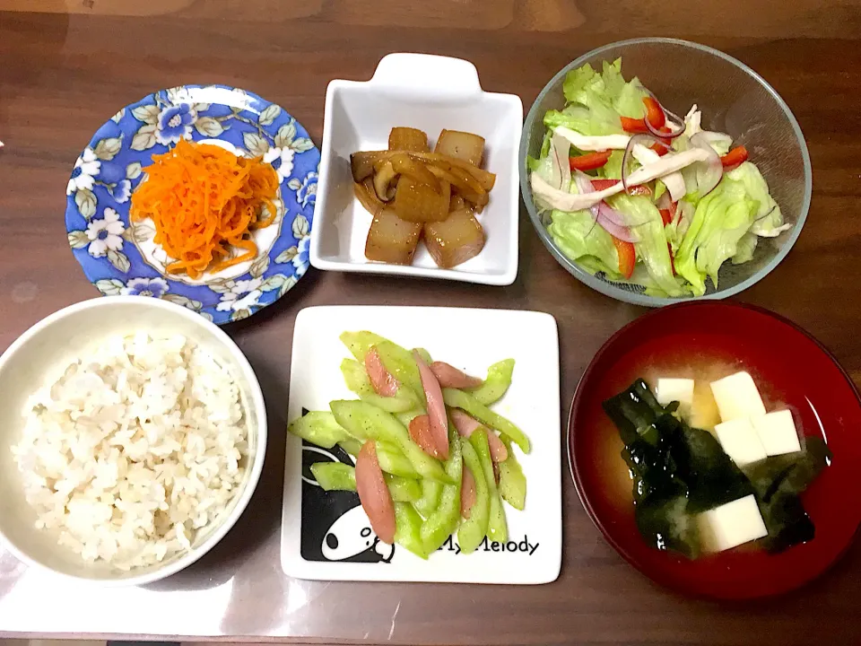 おばけきゅうりの翡翠炒め わかめと豆腐の味噌汁 チキンサラダ こんにゃくとエリンギのニンニク醤油炒め 人参の中華風ラペ|おさむん17さん