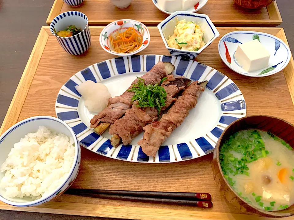 ナスの肉巻き　きゅうりのニラダレ和え　キンピラゴボウ　ポテサラ　冷奴　お味噌汁|NAKATAさん