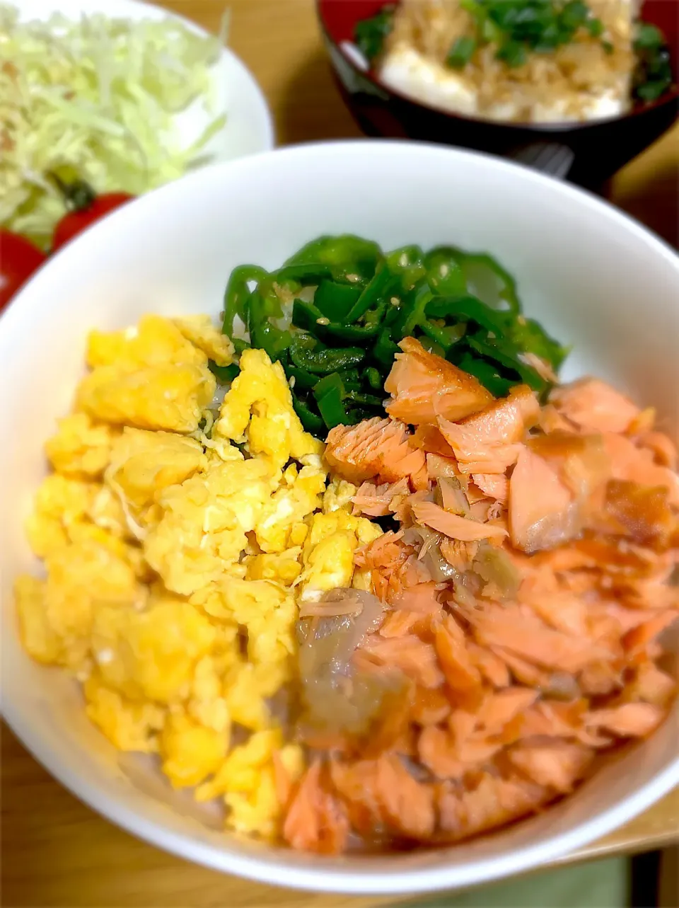 Snapdishの料理写真:焼き鮭で‼︎三食丼♫|Syk___さん