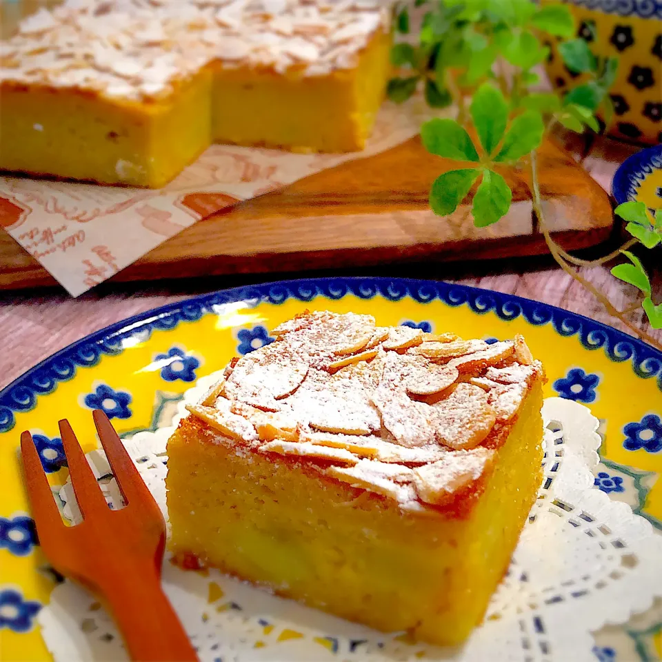 さつまいものケーキ🍠さつまいもを牛乳で煮て柔らかくしてマッシュポテト状態でパウンドケーキの生地に混ぜ込みました。粉は少なめ。どっしりしてるのにフワフワの不思議なケーキなんです(^○^)|AXさん