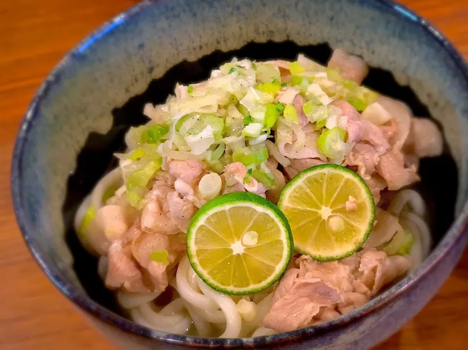 すだちでサッパリ！ネギ塩豚の冷やしうどん|ふくすけ食堂さん