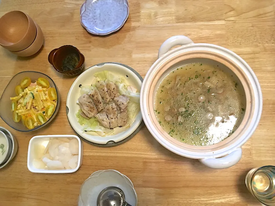 Snapdishの料理写真:長谷園のヘルシー蒸し鍋で🍀シンプル蒸し鶏と野菜スープ(ピリ辛タレ、ゴマだれで)、マカロニサラダ、ゆずべったら漬け( ´͈ ᗨ `͈ )◞♡⃛|さくたえさん