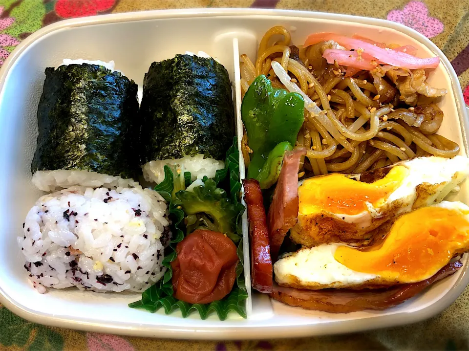 サラ弁　　　　　　　　　　　　　　　　　　焼きそば　目玉焼き　ピーマンとベーコンソテー　ゴーヤと茗荷の酢物|じゅんさんさん