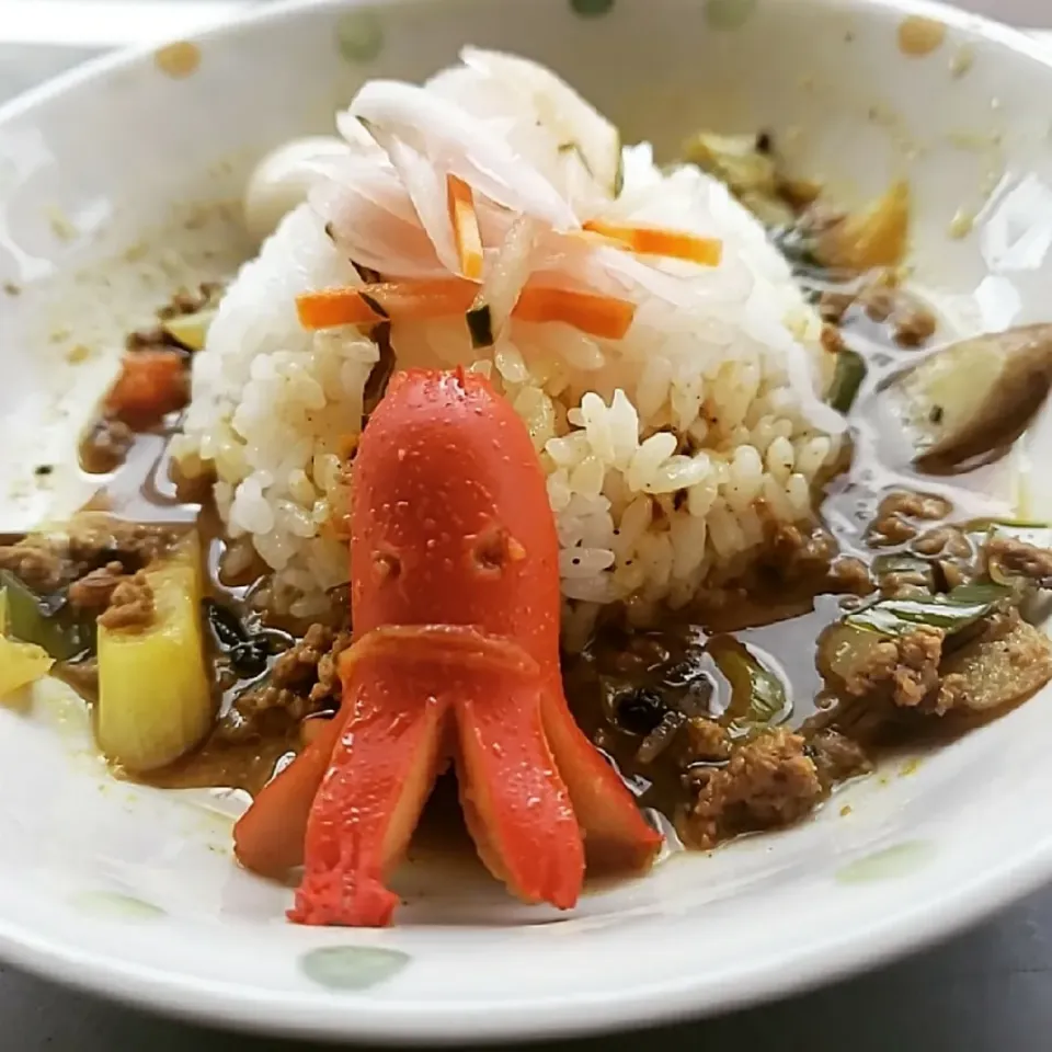 ゴマ油香る白ネギとゴボウの牛キーマカレーwithタコさんウインナー🐙|ふじわらたくやさん