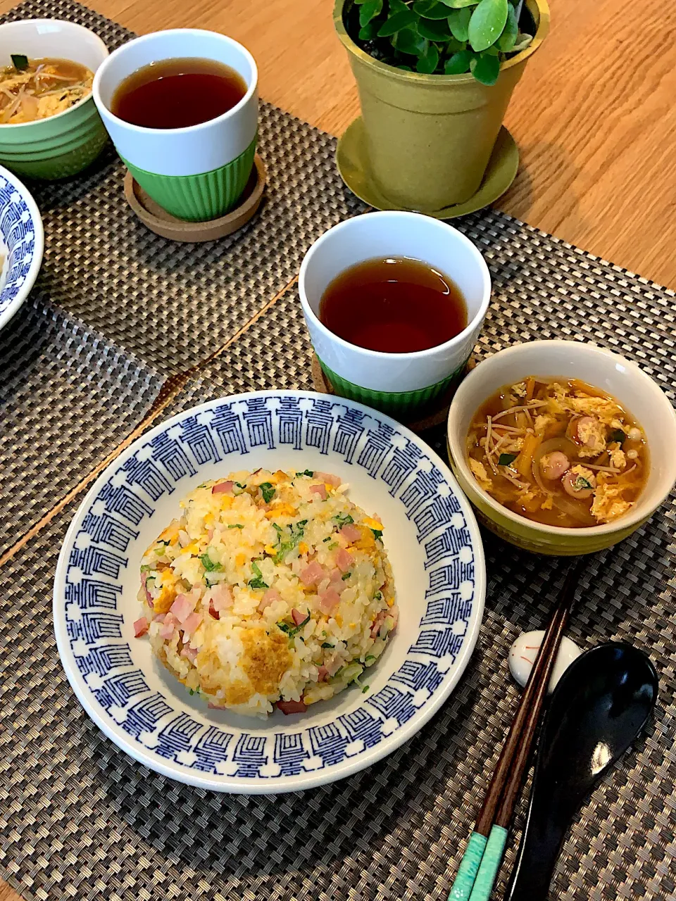 Snapdishの料理写真:ベーコン入り炒飯&残り野菜たっぷり中華風スープ|ふわくまさん