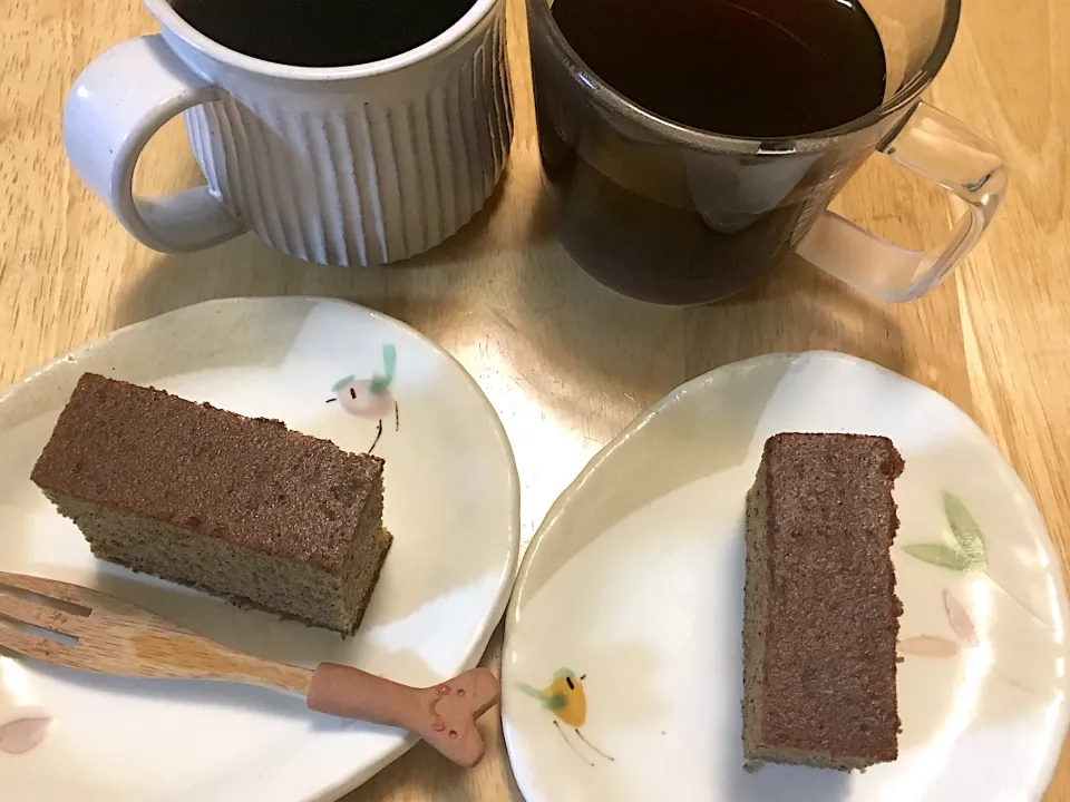 Snapdishの料理写真:初めましての、珈琲カステラ(人'▽`)お土産ありがとう。withコーヒー☕️|さくたえさん