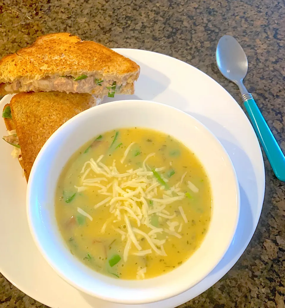 Cream of cheddar brocolli spinach soup and tunamelt sandwich|🌺IAnneさん