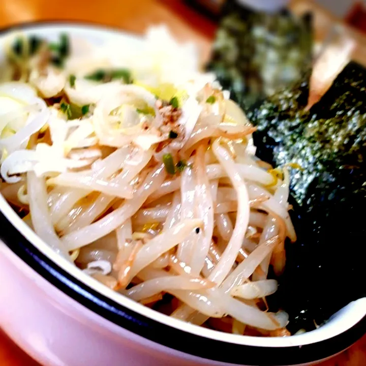 Snapdishの料理写真:〆ラー  ネギとモヤシの豚骨醤油ラーメン|Takuya Hashimotoさん