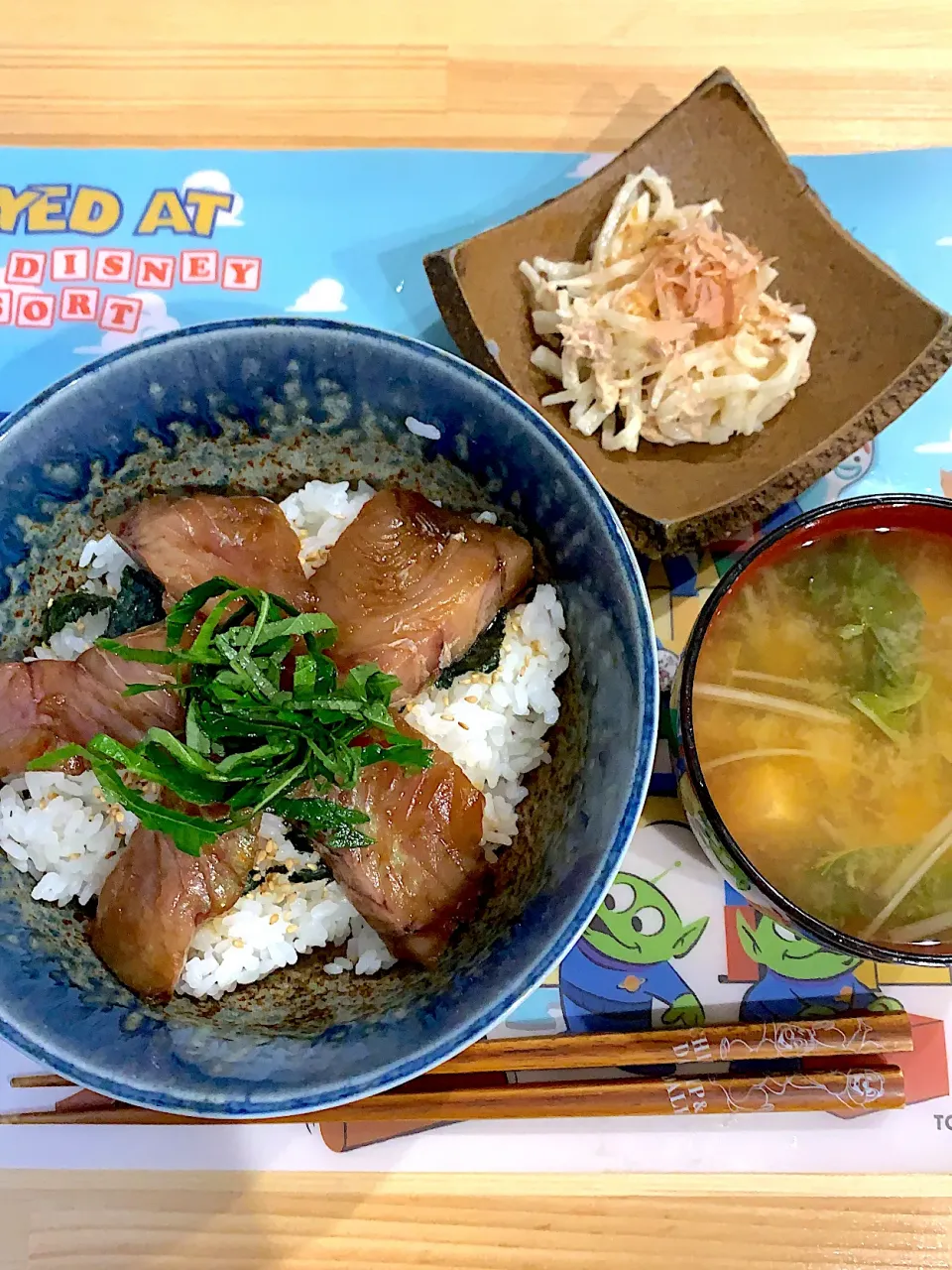 ・マグロの漬け丼　・大根とツナのサラダ　・お味噌汁|ぺろたんさん