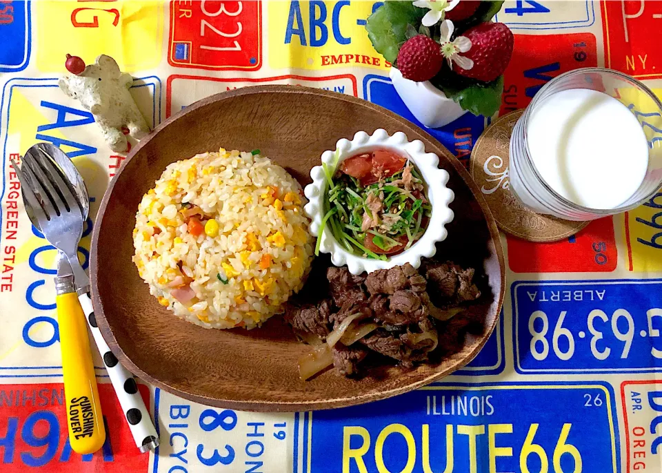 Snapdishの料理写真:焼豚炒飯、牛肉と玉ねぎとねぎのタレ炒め、トマトと豆苗とツナのナムル|syamさん