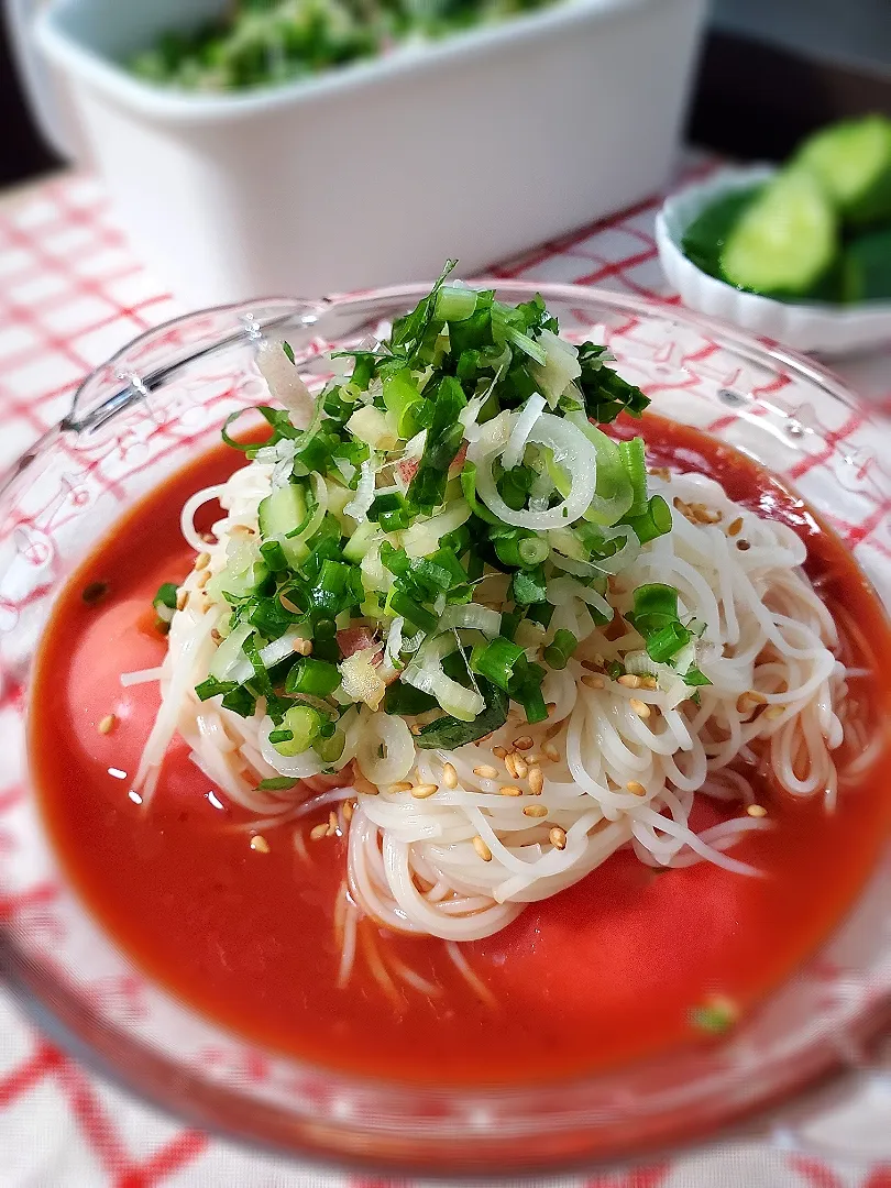 Snapdishの料理写真:冷やしトマトそうめん
　　　　　　　　　　ﾊｼﾞﾒﾏｼﾀ
もこさんレシピとニックTVの
薬味ックスでコラボ

もこさんより盛ってる薬味ックス|みるくここあさん