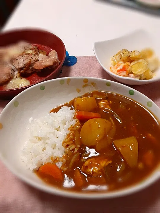 🍖チキンカレーとさつま芋のサラダ🥗|ゆみえさん