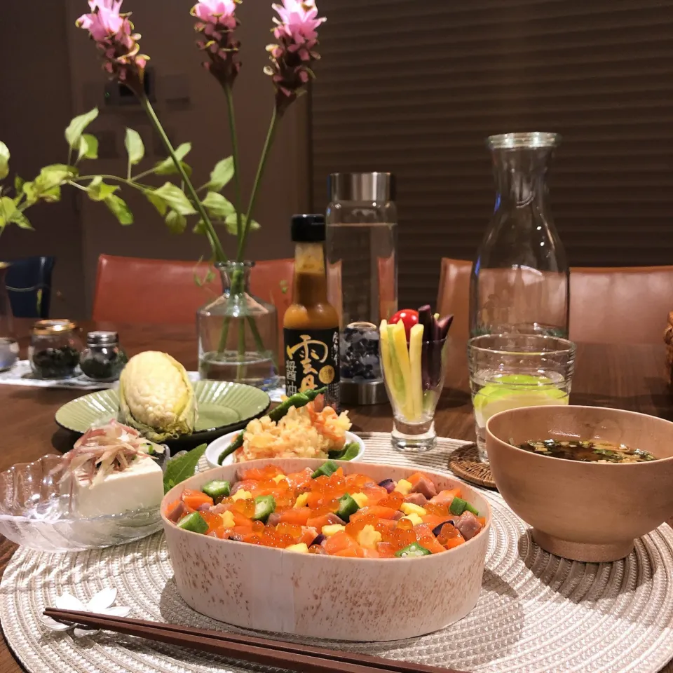 Snapdishの料理写真:サーモン尽くしのばらちらし🌸
みょうがと、自家製小ねぎ&紫蘇たっぷりの冷奴は雲丹醤油で🍃
甘いカニの天ぷらは、激辛なんばんと一緒にピリリと🌶
じゅわっと甘いピュアホワイトコーンはデザートに🌽|madamwongtableさん