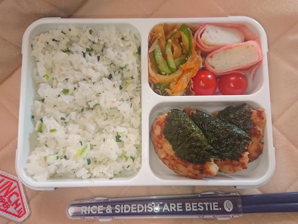 Snapdishの料理写真:🍃青じそバーグのお弁当🍃

地味弁だけど、ﾌﾟﾗﾝﾀｰの青紫蘇を今朝ちぎって 鶏バーグにしました。
柔らかくってとっても美味しいレシピでした✩.*˚|クロ母さんさん