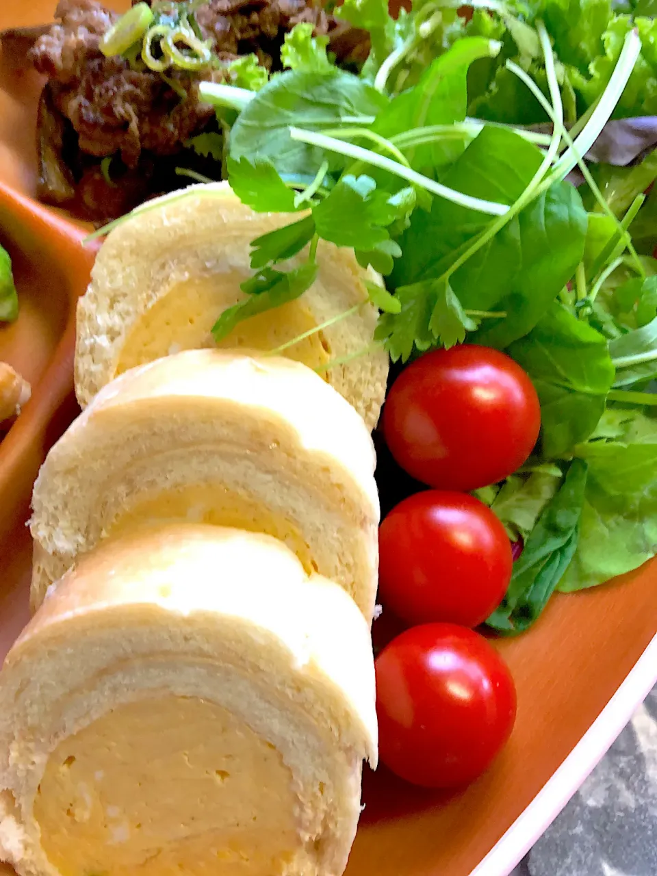 Snapdishの料理写真:フランスパンで太巻きロールサンドイッチ弁当🥖|みゆきさん