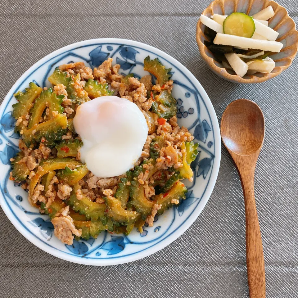 ゴーヤとひき肉のピリ辛丼( ´ᐞ` )お昼ご飯|サチャンさん