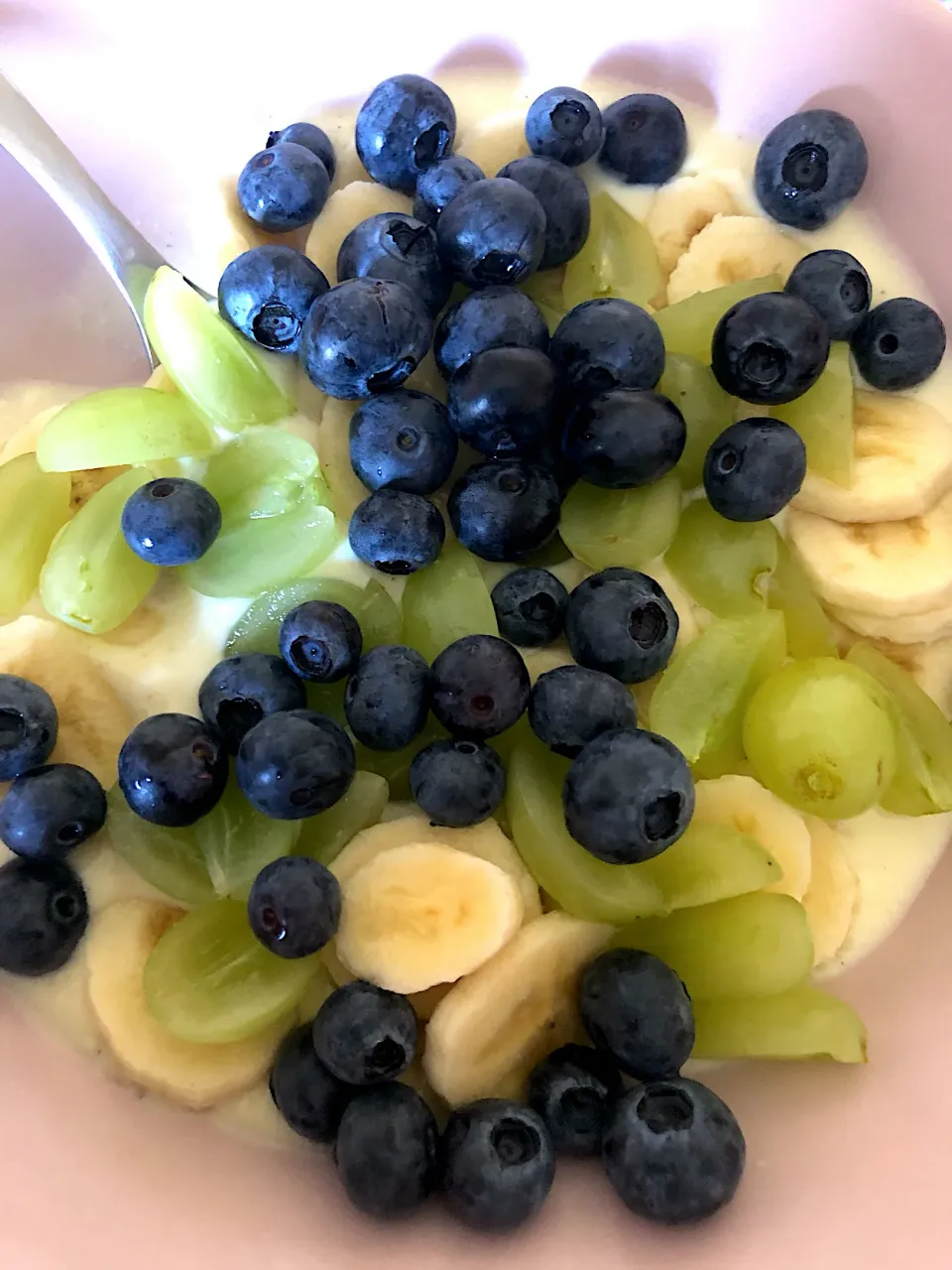 Soy vanilla yogurt with banana, blueberries and grapes 🍇|MissYumYumさん