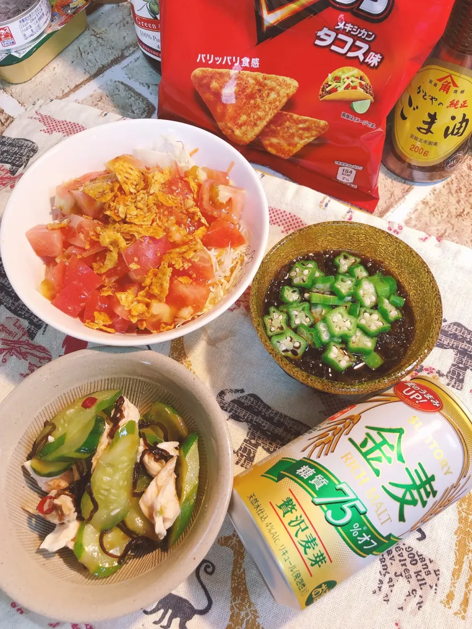 今夜のアテはコレ🍺野菜の上にトマト🍅ドォーン❗️フリトレーのメキシカンチップスを砕いてドォーン‼️酒をふってレンチンしたササミと塩もみしたキュウリに胡麻油、唐辛子🌶、塩昆布で和えたん。オクラ入りモズク酢😄|海斗さん