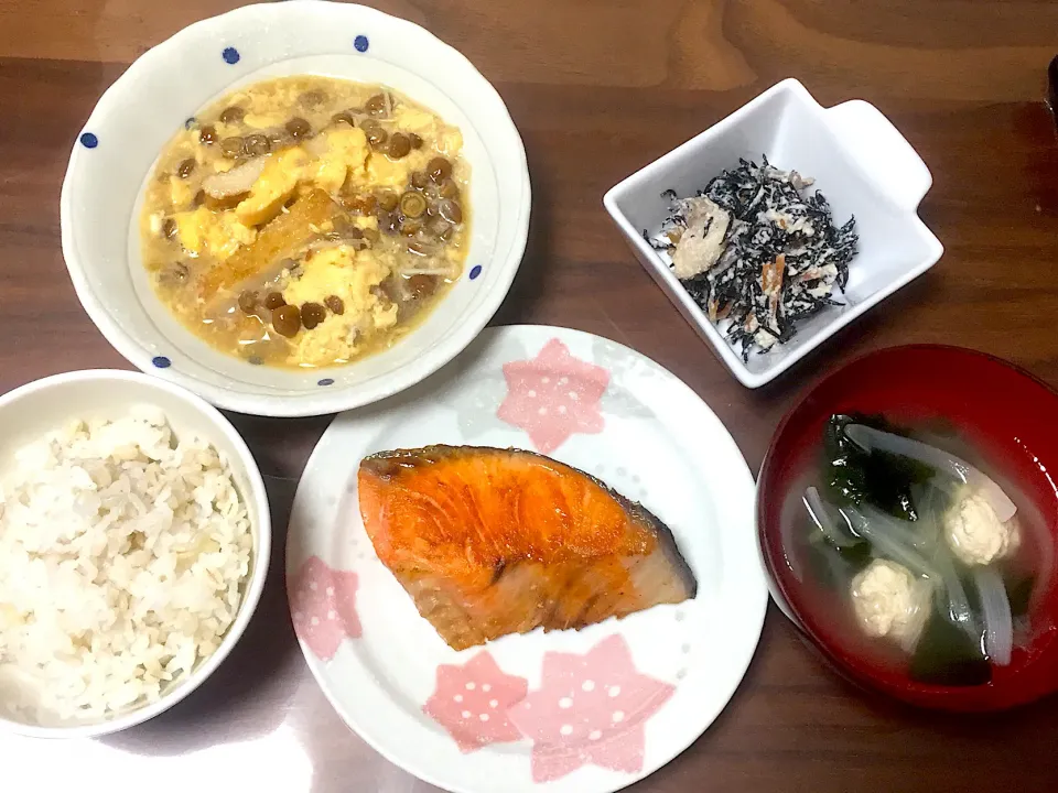 塩鮭 鶏だんごのスープ ひじきの白和え きのこの卵とじ|おさむん17さん