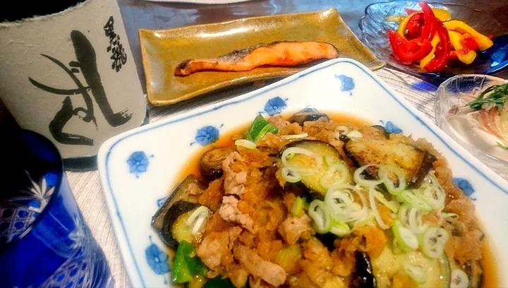 おうち居酒屋🏮
   
  ナス🍆と豚肉のおろしポン酢
  パプリカのピクルス✴️
  焼き鮭🐟
  冷奴
  
    黒龍 しずく🍶でかんぱ～い😆|びせんさん