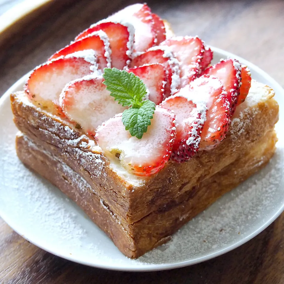 Snapdishの料理写真:Strawberry Danish Toast|Misstyさん