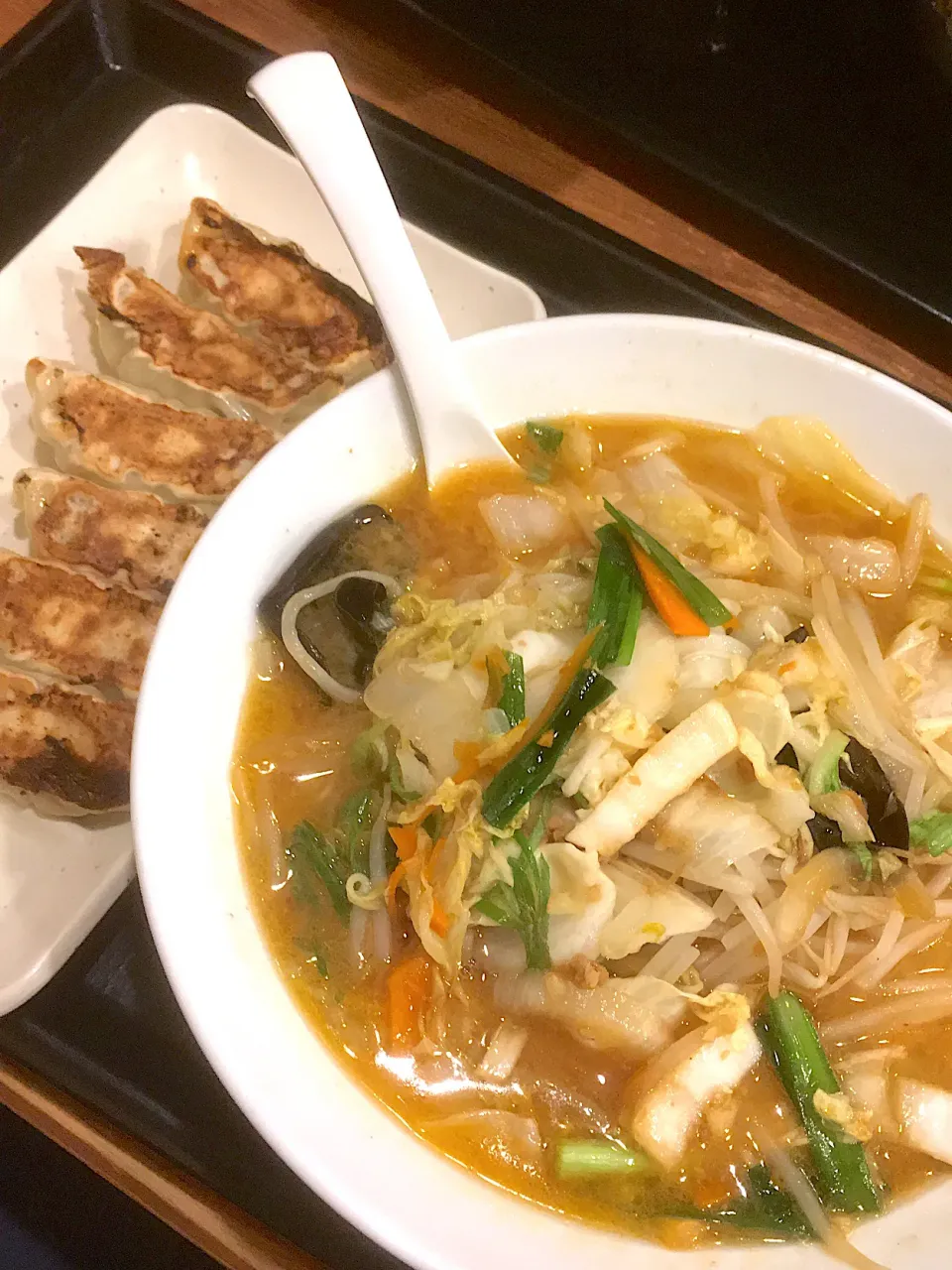 白味噌やさいラーメンと餃子|あじょさん